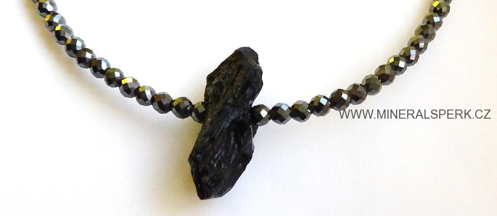 Elegantní náhrdelník z broušeného minerálu hematit - diamantový brus a minerálu tektit