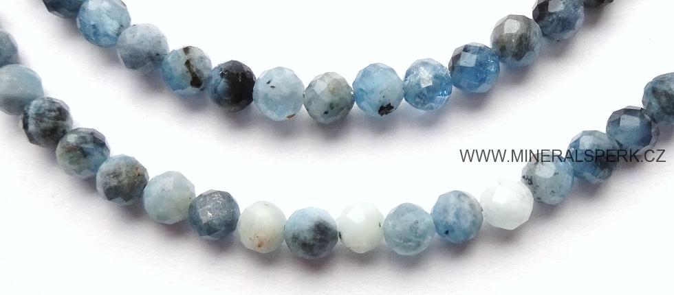 Elegantní náhrdelník z broušeného minerálu akvamarín