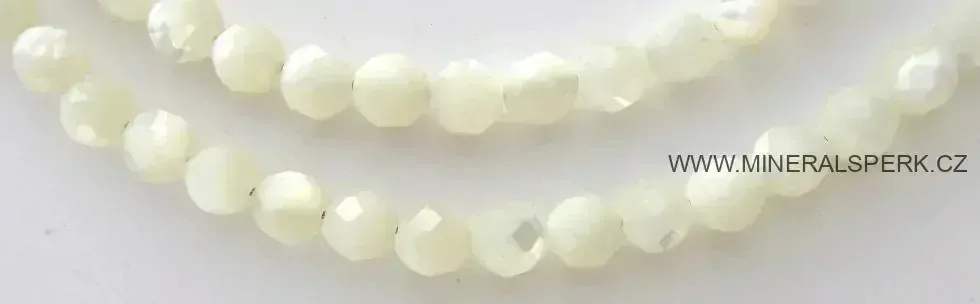 Elegantní broušený náhrdelník bílá perleť