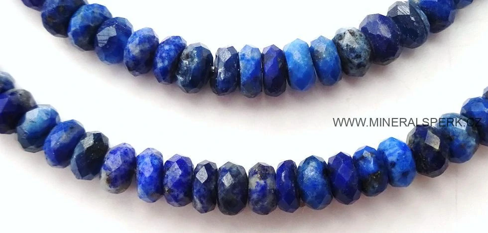Elegantní náhrdelník z broušeného minerálu lapis lazuli