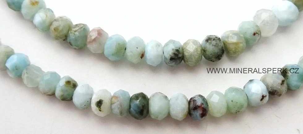 Elegantní náhrdelník z broušeného minerálu larimar