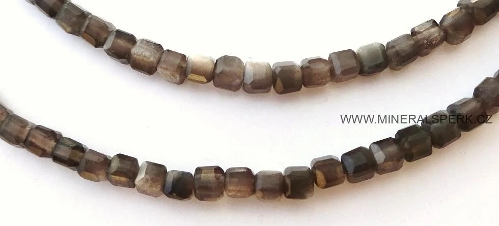 Elegantní náhrdelník z broušeného minerálu stříbrný obsidián