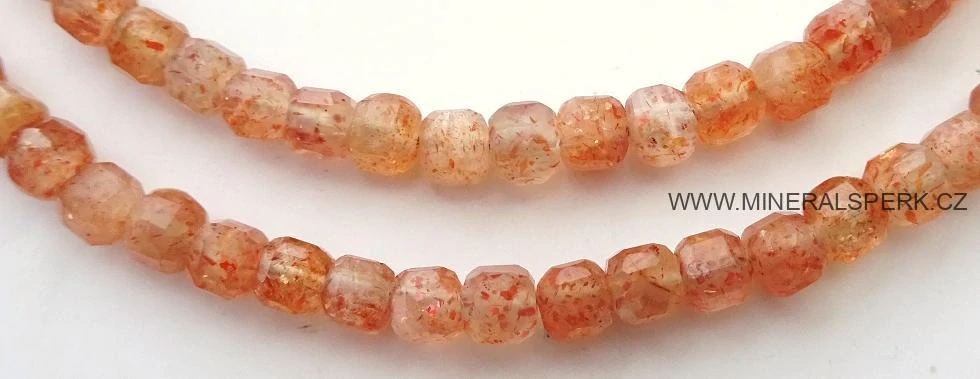 Elegantní náhrdelník z broušeného minerálu sluneční kámen
