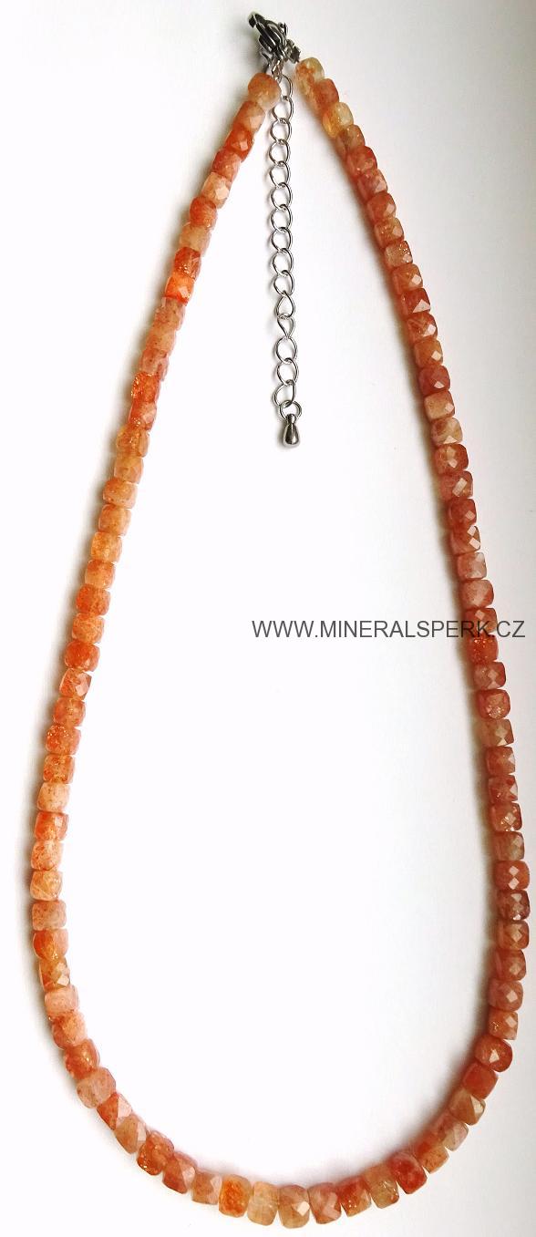 Luxusní náhrdelník z broušeného minerálu sluneční kámen