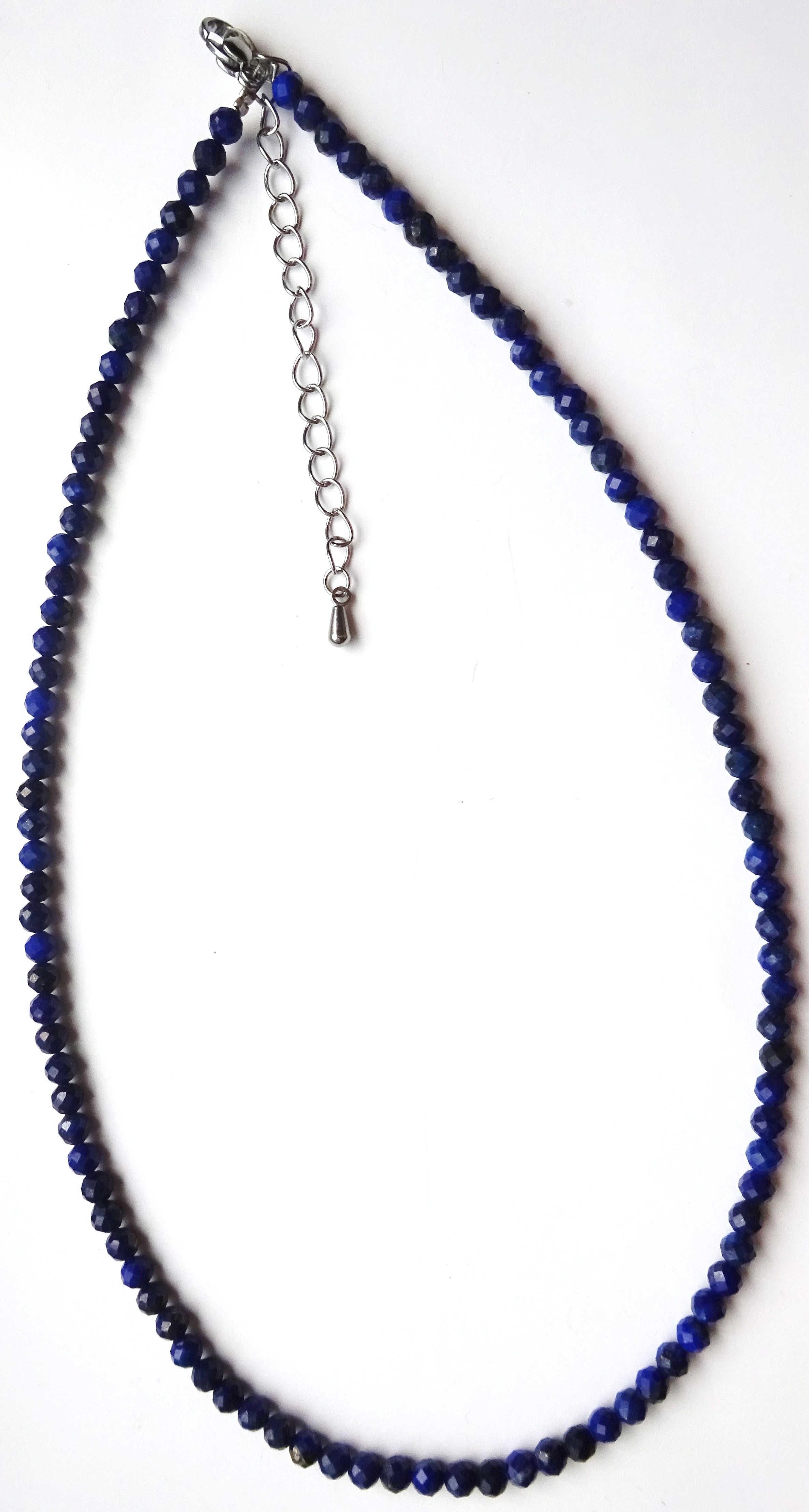 Elegantní náhrdelník z broušeného minerálu lapis lazuli