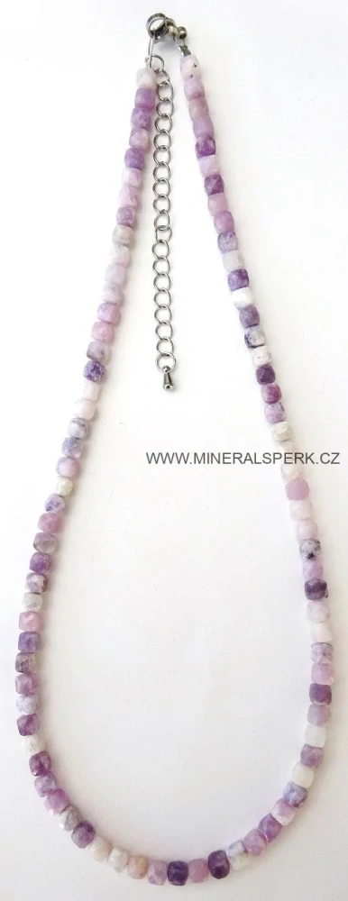 Elegantní náhrdelník z broušeného minerálu anhydrit