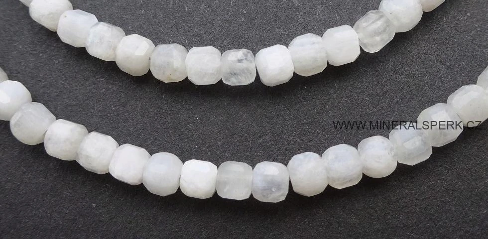 Elegantní náhrdelník z broušeného minerálu měsíční kámen