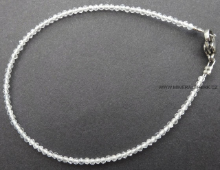 Elegantní náramek z broušeného minerálu bílý topaz