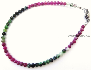 Elegantní náramek z broušeného minerálu rubín v zoisitu