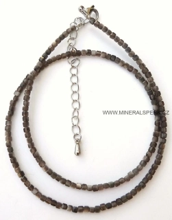 Elegantní náhrdelník z broušeného minerálu stříbrný obsidián