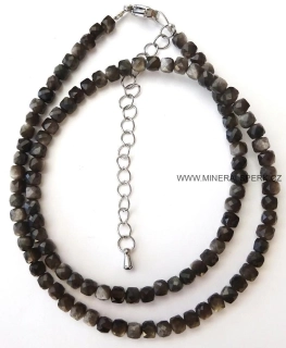 Elegantní náhrdelník z broušeného minerálu stříbrný obsidián