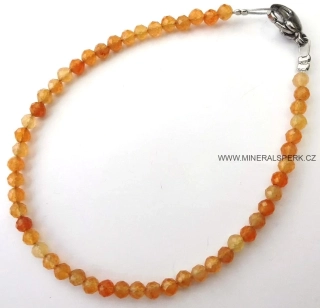 Elegantní náramek z broušeného minerálu karneol