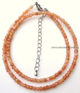 Elegantní náhrdelník z broušeného minerálu sluneční kámen