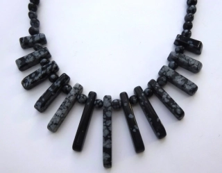 Elegantní náhrdelník z minerálu vločkový obsidián